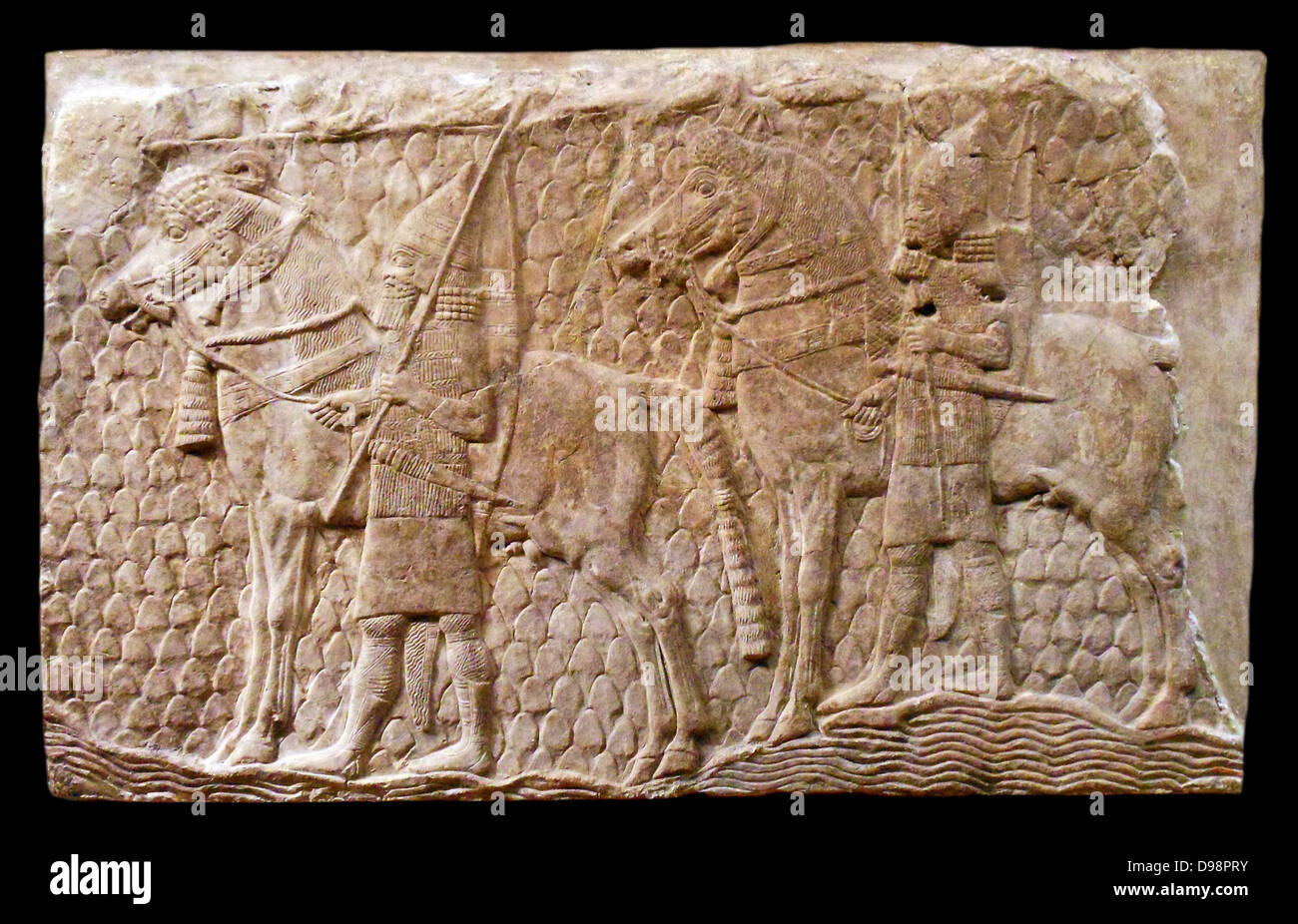 Frammento di rilievo: cavalleggeri lungo un ruscello in terreno montuoso. Neo-Assyrian, ca. 704-681 A.C. dalla Mesopotamia, Ninive. realizzato in gesso alabastro Foto Stock
