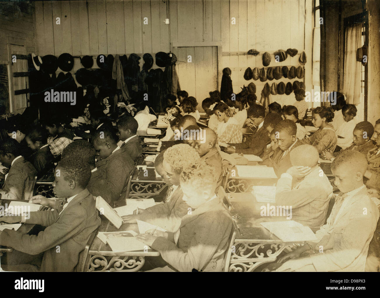 Afro-americano di Sesta scuola elementare i bambini stipati in una piccola stanza in un vecchio magazzino ed insegnato da un singolo docente nei pressi del Negro di alta scuola, Muskogee, Oklahoma, 1917. Stati Uniti d'America istruzione razzismo segregazione razziale Foto Stock