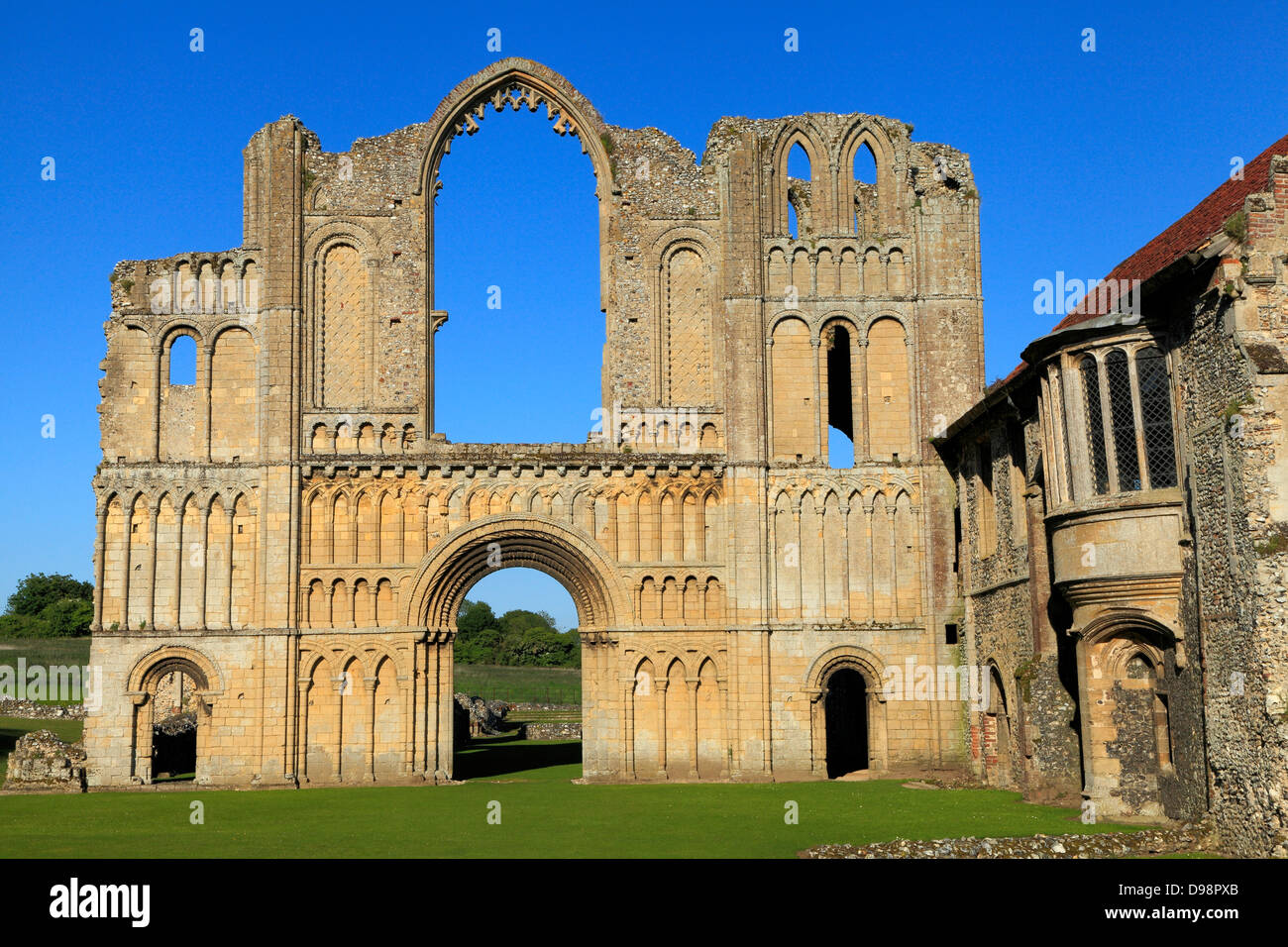 Castle Acre Priory, Norfolk, fronte ovest del priory chiesa e dei Priori Alloggio, Inghilterra rovina monastica rovine monasteri priorati Foto Stock