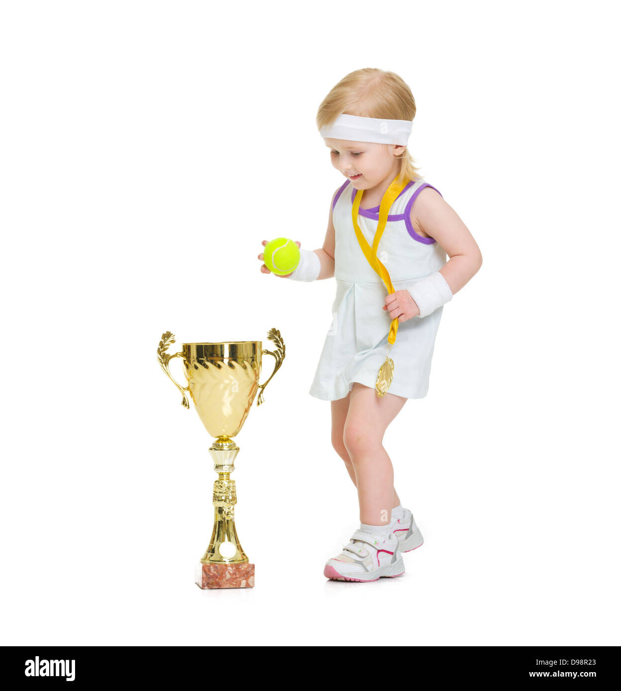 Bambino in abiti da tennis con medaglia e calice Foto Stock