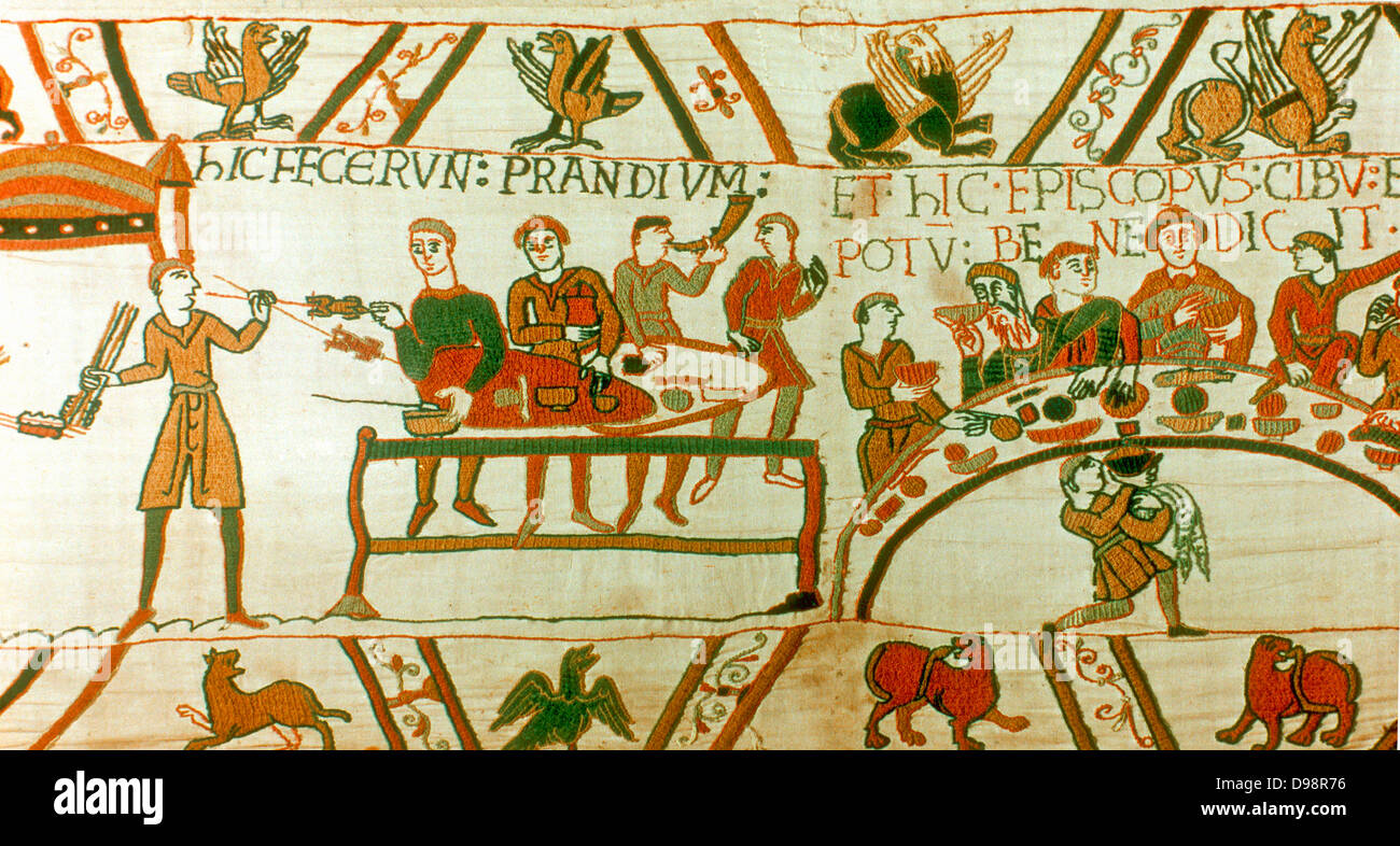 Arazzo di Bayeux 1067. Guglielmo di Normandia (Guglielmo I di Inghilterra) a un open-air festa con i suoi nobili e suo fratello Vescovo Oddone di Bayeux che sta dicendo di grazia. Lino tessile Alimento bevanda per la cottura allo spiedo Foto Stock