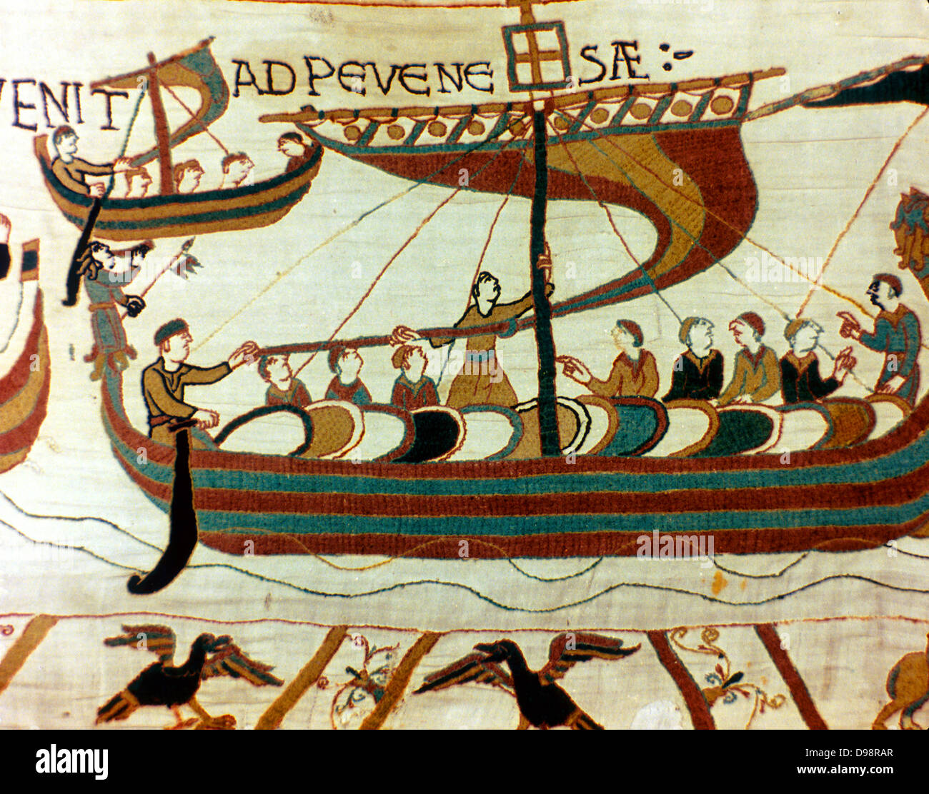 Arazzo di Bayeux 1067: una barca di di Guglielmo il conquistatore della flotta di trasportare soldati con i loro scudi, arrivando a Pevensey sulla costa inglese. Invasione di lino tessile Foto Stock