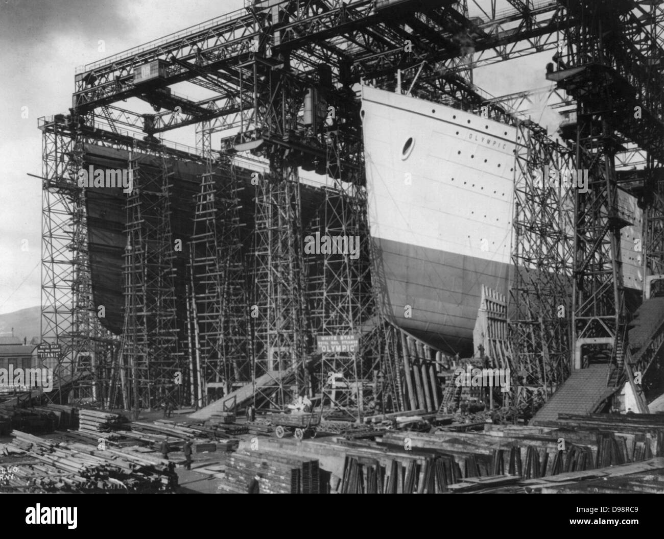 La stella bianca navi di linea Olympic e Titanic sotto constructionin Harland e Wolff cantiere, Belfast, Irlanda del Nord, 1909-1911. Foto Stock