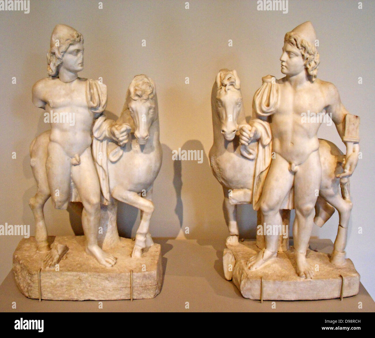 Le statuette di Castore e Polluce nel Metropolitan Museum of Art di New York, NY. Romana in marmo, prima metà del III secolo D.C. Nel mito, i gemelli condividevano la stessa madre ma ha avuto diversi padri (Zeus immortale e motel tyndareos). Pollux era immortale e di ricino è stata mortale. Quando la ruota è stato ucciso, Polluce Zeus ha chiesto di fargli condividere la sua immortalità con il suo gemello a tenerli insieme e sono stati trasformati in la Costellazione di Gemini. La coppia sono state considerate come patroni di marinai, a cui essi apparivano come Sant'Elmo del fuoco. Foto Stock