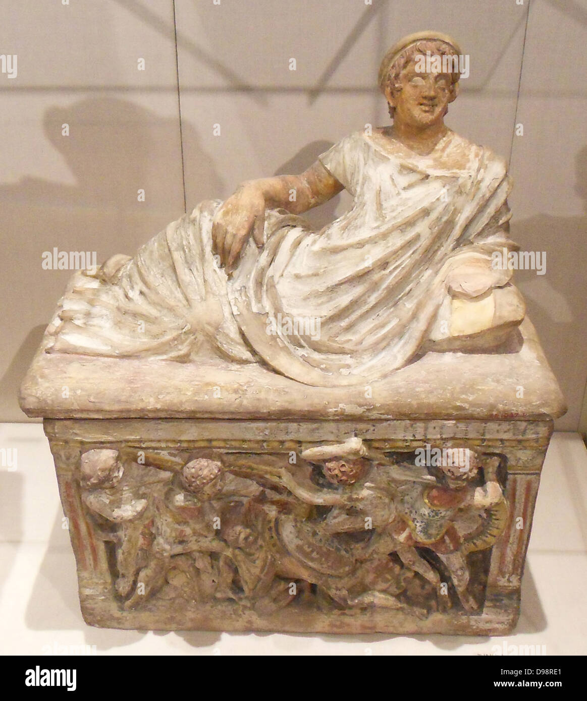 Etrusca urna cineraria raffigurante una giovane figura maschile e un fregio che mostra una scena di battaglia. Il III secolo A.C. Foto Stock