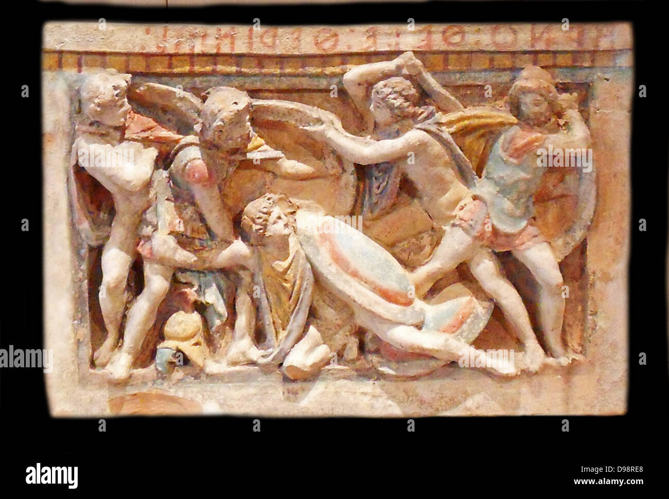 Etrusca urna cineraria raffigurante un fregio che mostra una scena di battaglia. Il III secolo A.C. Foto Stock