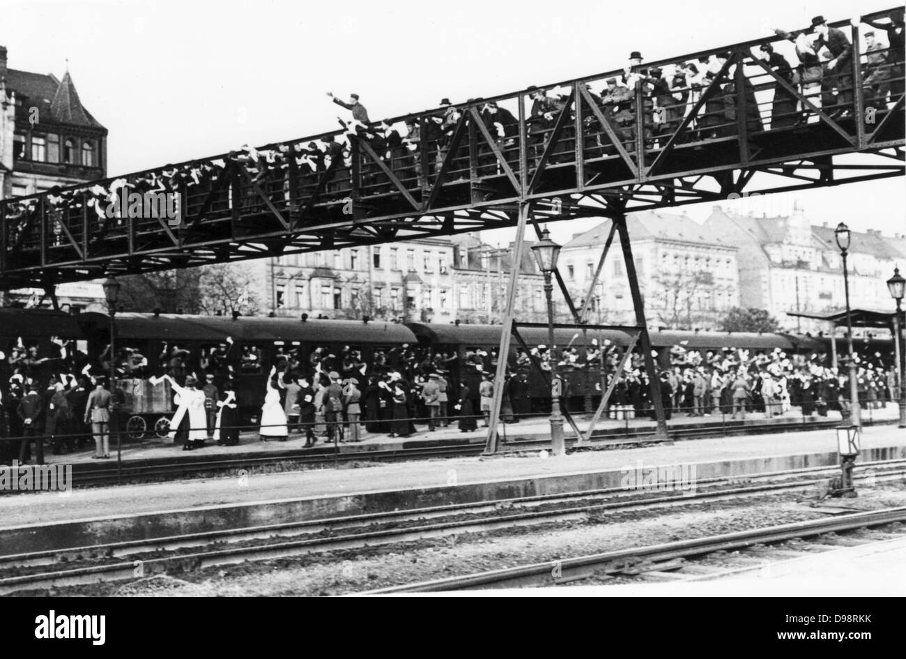 I Guerra Mondiale 1914-1918: Tedesco truppa treno sventolate fuori da Furth stazione ferroviaria da un immensa folla festante, 8 agosto 1914. Baviera Germania Foto Stock