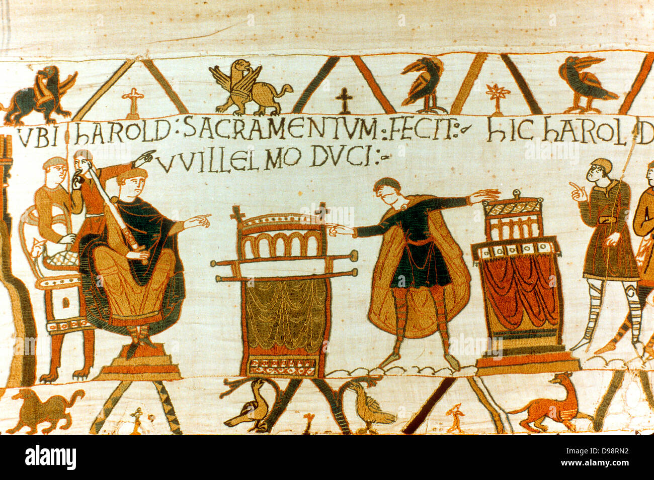 Arazzo di Bayeux 1067: Harold Godwinson conte di Wessex (Harold II) giuramento giuramento di fealty a Guglielmo di Normandia (Guglielmo I il Conquistatore) su sante reliquie, 1064. William utilizzato questo giuramento per incrementare la sua rivendicazione al trono Inglese. Prodotti tessili Foto Stock