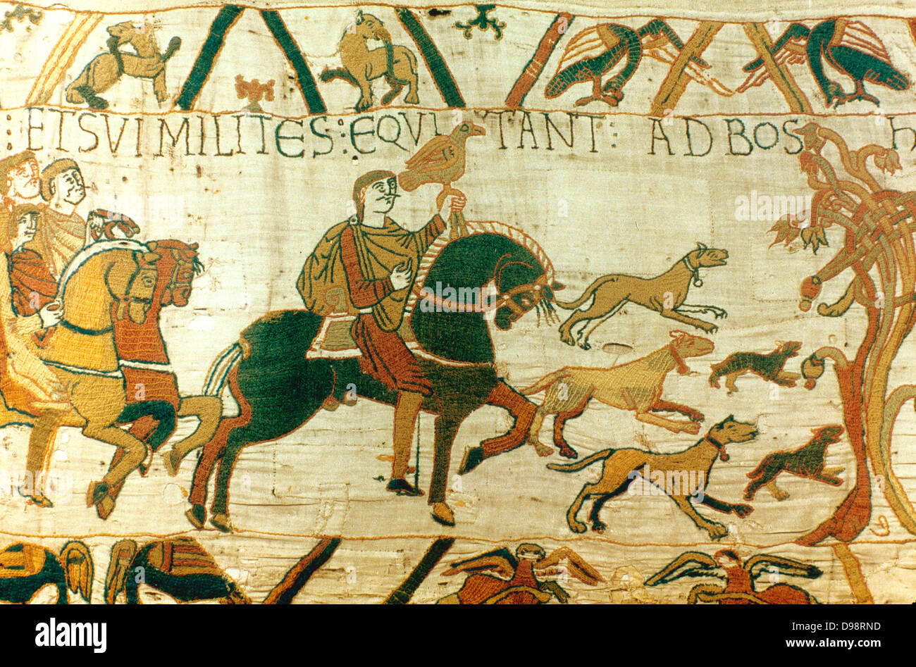 Arazzo di Bayeux 1067: Harold Godwinson conte di Wessex (successivamente Harold II d'Inghilterra), azienda Hawk, in sella alla sua tenuta di Bosham per la caccia e la pesca in mare. Nave soffiata attraverso canali in inglese alla Bretagna, 1064. Cane Segugio Tessile di cavallo Foto Stock