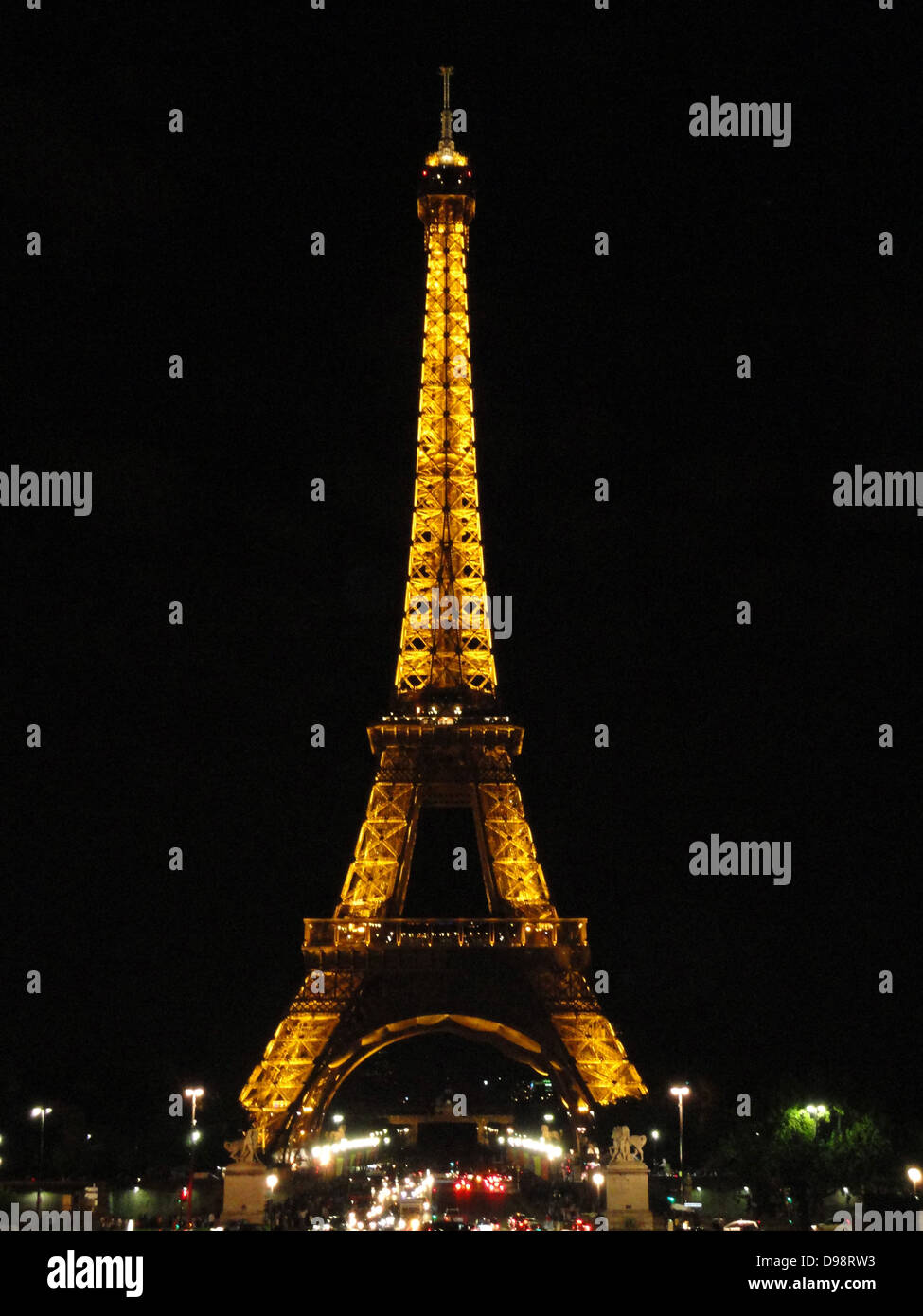 La Torre Eiffel si trova su Champ de Mars a Parigi. Costruito nel 1889, essa è diventata una icona globale della Francia e uno dei più riconoscibili strutture in tutto il mondo. Prende il nome dal suo progettista, ingegnere Gustave Eiffel, la torre fu costruito come l'arco d'ingresso per il 1889 della fiera del mondo. La torre sorge a 324 metri (1.063 ft.), alto circa la stessa altezza come un 81-piani. A seguito del suo completamento, ha superato il Monumento a Washington per assumere il titolo di uomo più alto-struttura realizzati in tutto il mondo, un titolo tenuto per 41 anni, fino a quando il Chrysler Building di New York City è stata costruita nel 1930; Foto Stock