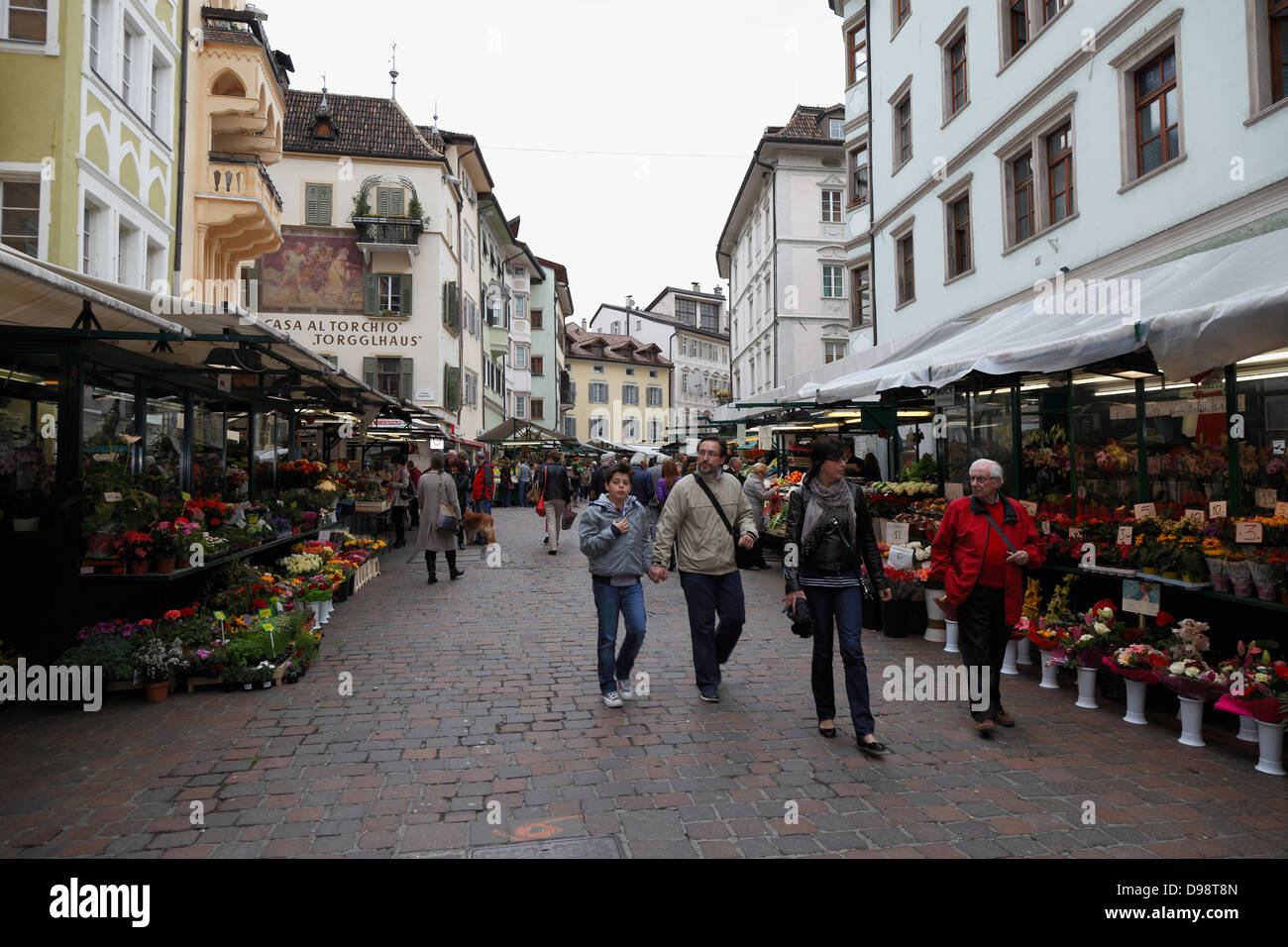 La strada del mercato di Bolzano, Italia Foto Stock