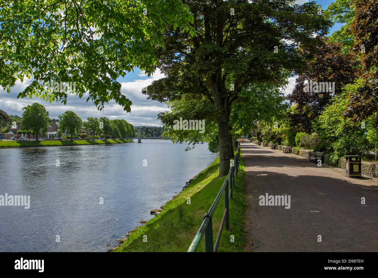 Nel centro della città di Inverness e un passaggio pedonale accanto al Fiume Ness Foto Stock