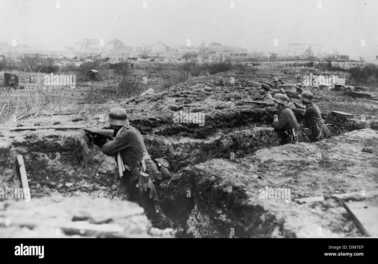 I Guerra Mondiale 1914-1918: soldati tedeschi radicata sul bordo di una città. Foto Stock