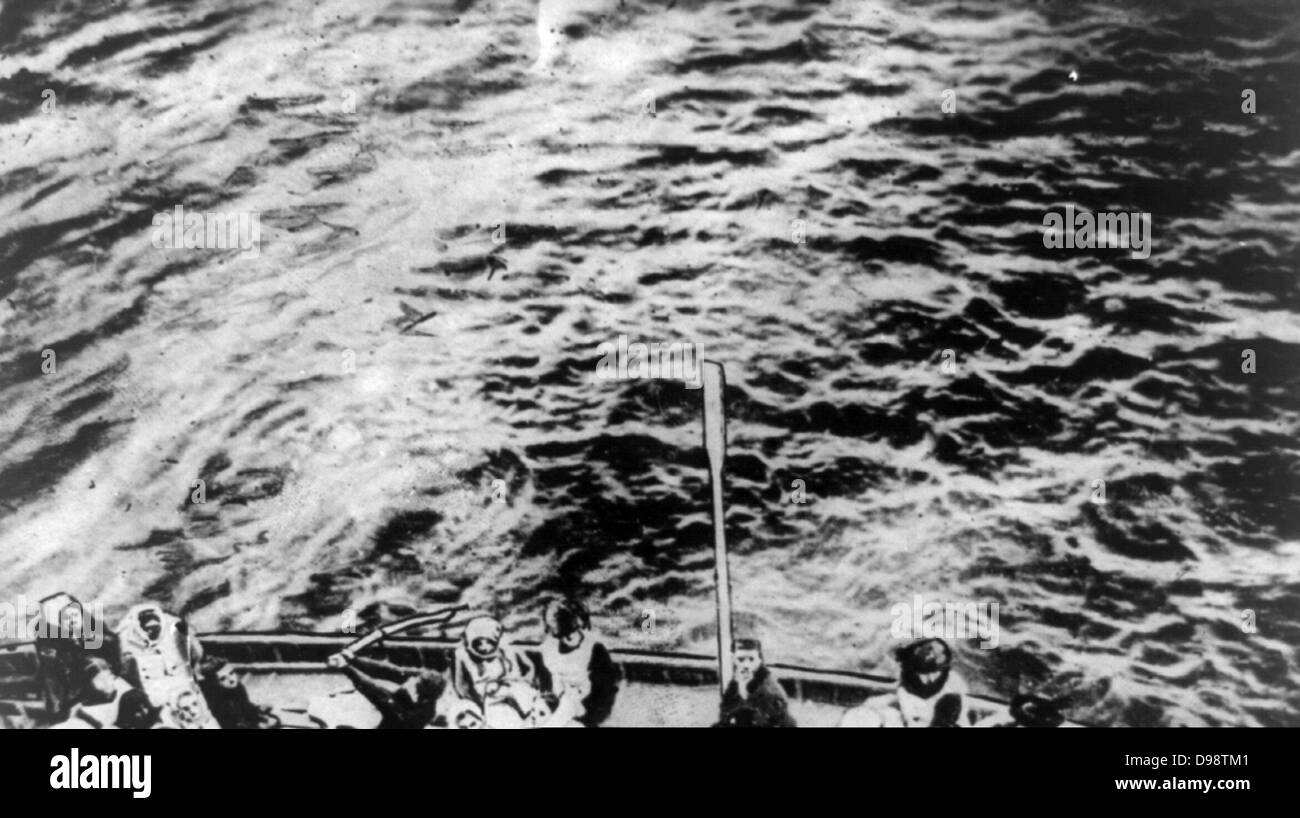 Perdita di stella bianca della linea Olympic-class RMS Titanic che ha colpito un iceberg del 12 aprile 1912 per il suo viaggio inaugurale da Southampton a New York. Un Titanic scialuppa di salvataggio di raggiungere il Carpathia. Più di 1.500 vite perdute. Disaster Foto Stock