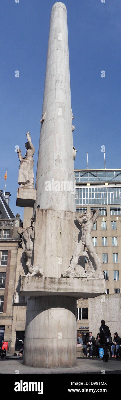 Piazza Dam, o semplicemente la diga (Olandese: de Dam) è una piazza della città di Amsterdam, la capitale dei Paesi Bassi. Il monumento nazionale (Olandese: Nationaal Monument o Nationaal Monument op de Dam) è un 1956 II Guerra Mondiale monumento sulla Piazza Dam in Amsterdam. Foto Stock