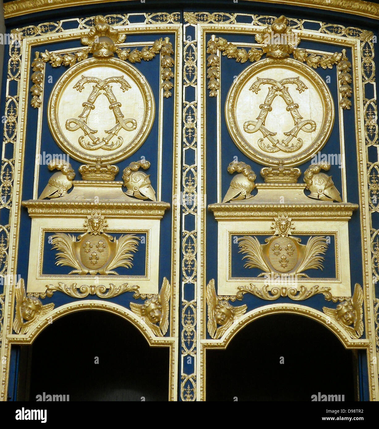 Les Invallides un complesso di edifici nel settimo arrondissement di Parigi, Francia, contenente i musei e i monumenti, relative alla storia militare della Francia. porte della Basilica che ospita il sarcofago di Napoleone I Foto Stock