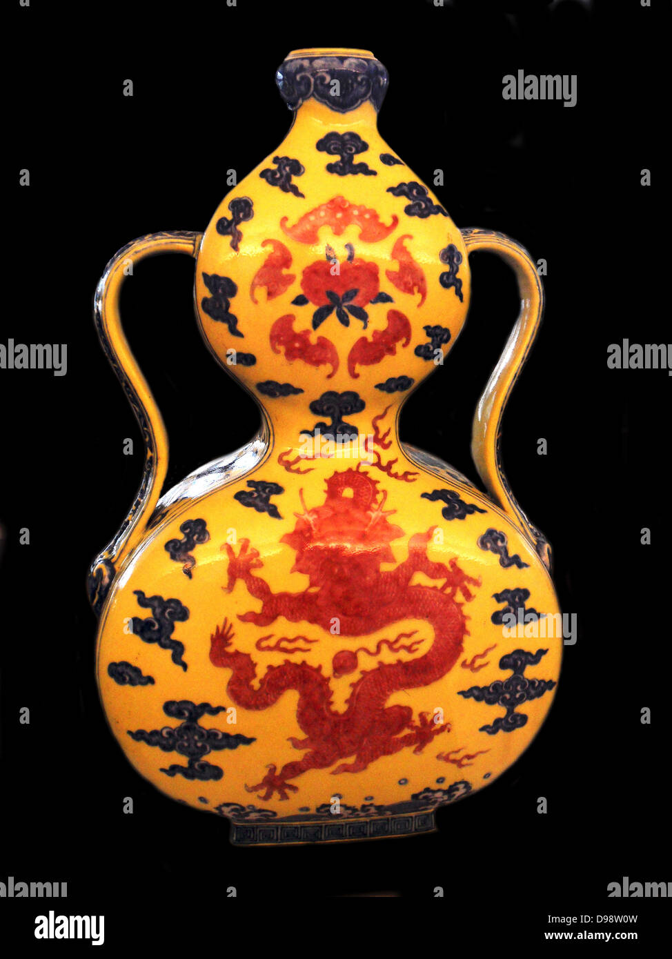 Bottiglia in forma di gourde, Huluping. Jiangxi. Dinastia Qing 1736-1795) porcellana decorata con un drago Foto Stock