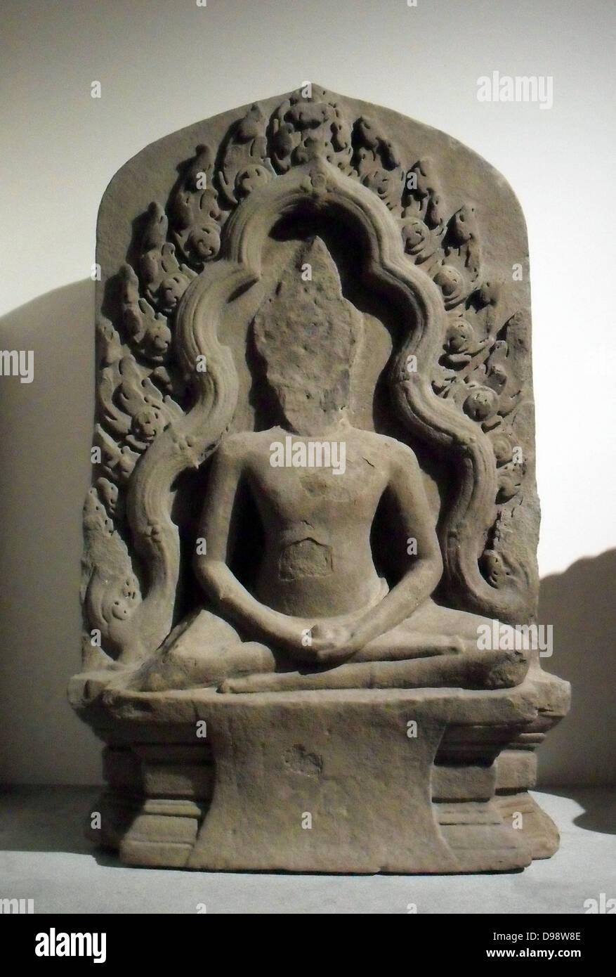 Il Buddha scultura in pietra arenaria di un buddha, in stile Bayon (aletta 12e-debutto 13e siècle); dal tempio di Preah Khan dit de Kompong Svay, Cambogia Foto Stock