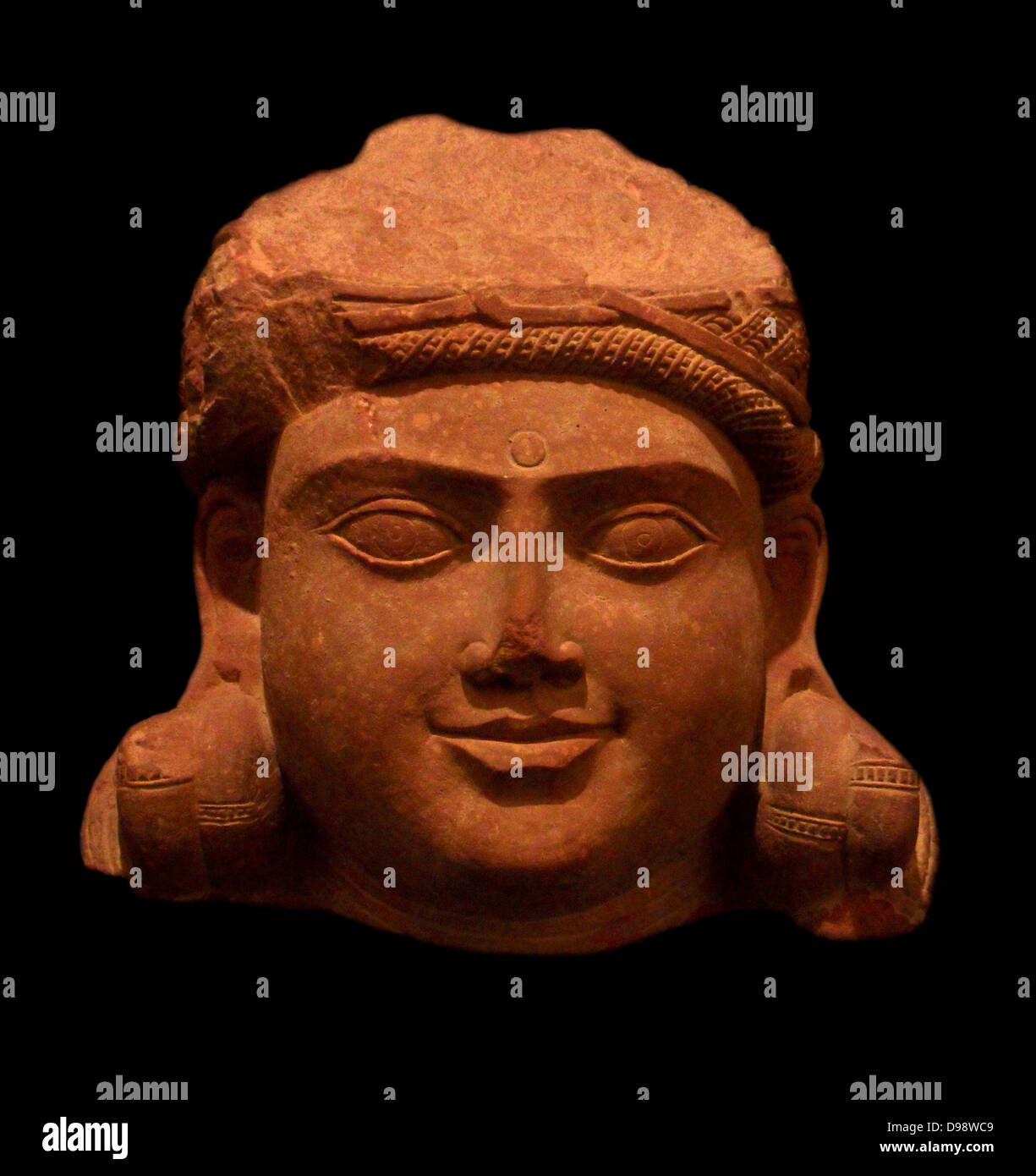 Testa del bodhisattva. Seconda metà del primo secolo o agli inizi del II secolo. Dinastia Kushan (1a-3rd A.D). di arenaria rossa e la scultura da Uttar Pradesh in India (Nord) Foto Stock