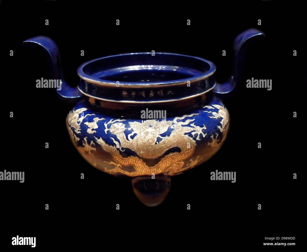 Modanature altare decorato con draghi. La dinastia Ming. Regno Jiajing (1522-1566) porcellana forni ceramici, Jingdezhen in Cina Foto Stock