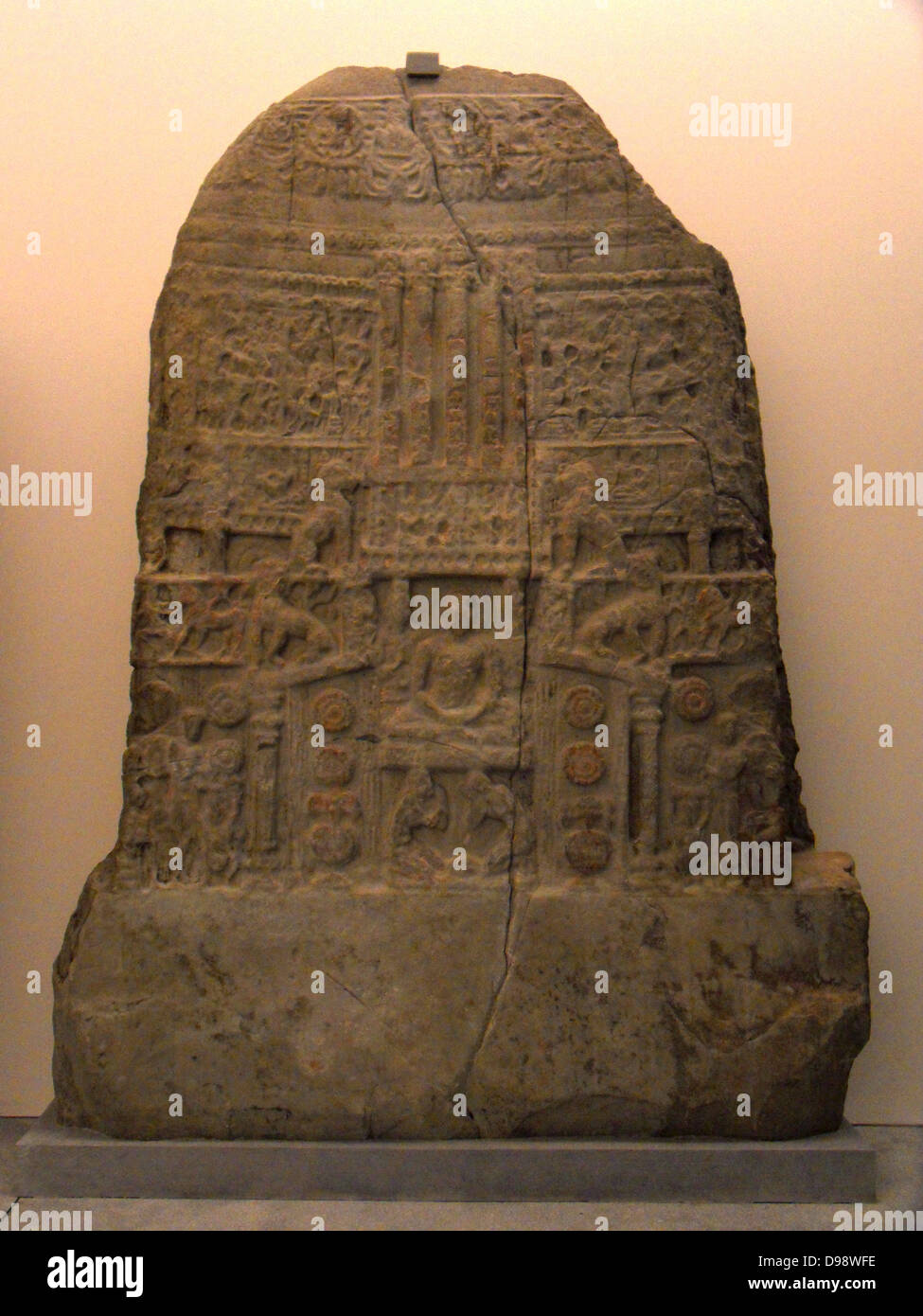 Stupa con il Buddha seduto. Iii secolo Amaravati scuola (I secolo A.C. - III secolo D.C.) marmorea scultura di pietra calcarea. Amaravati, Andhra Pradesh, India Foto Stock