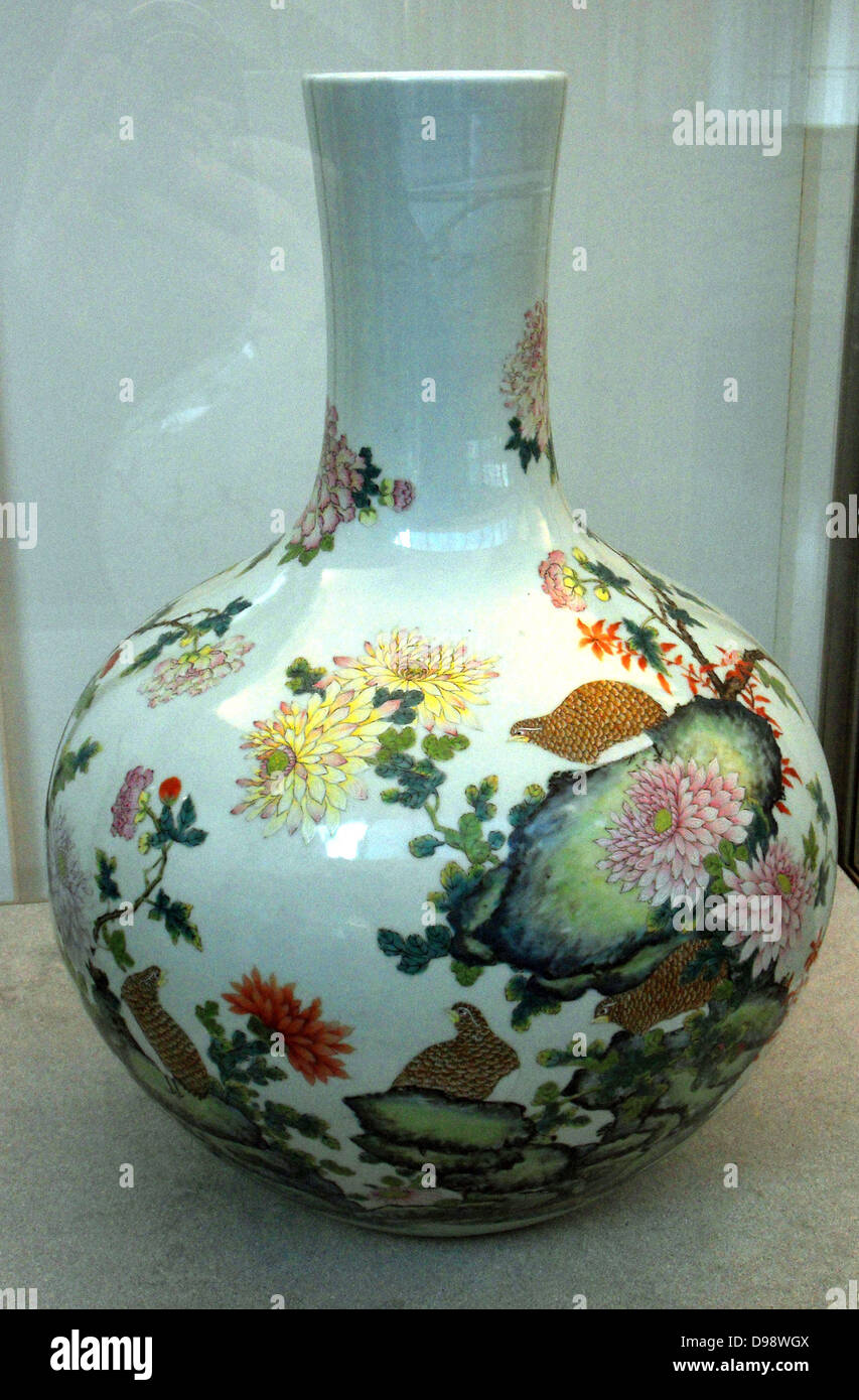 Vaso bottiglia chiamato Tianqiuping. Cinese (Jiangzhi), dinastia Qing porcellana. 1736-1795 Foto Stock