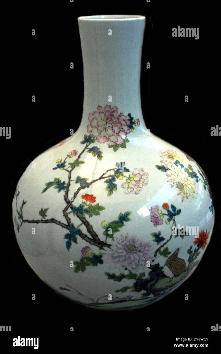 Vaso bottiglia chiamato Tianqiuping. Cinese (Jiangzhi), dinastia Qing porcellana. 1736-1795 Foto Stock