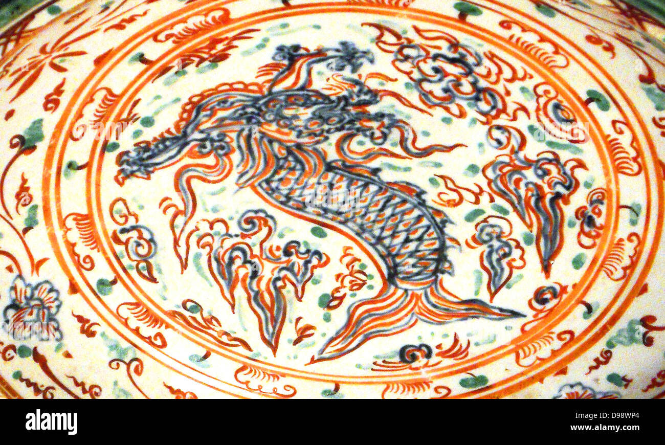 Il vietnamita Grand piastra circolare decorata con un Feiyu (dragon-pesce), crisantemi. Xvi secolo dopo la dinastia (1428-1789) (in gres ceramico), con decoro. Foto Stock