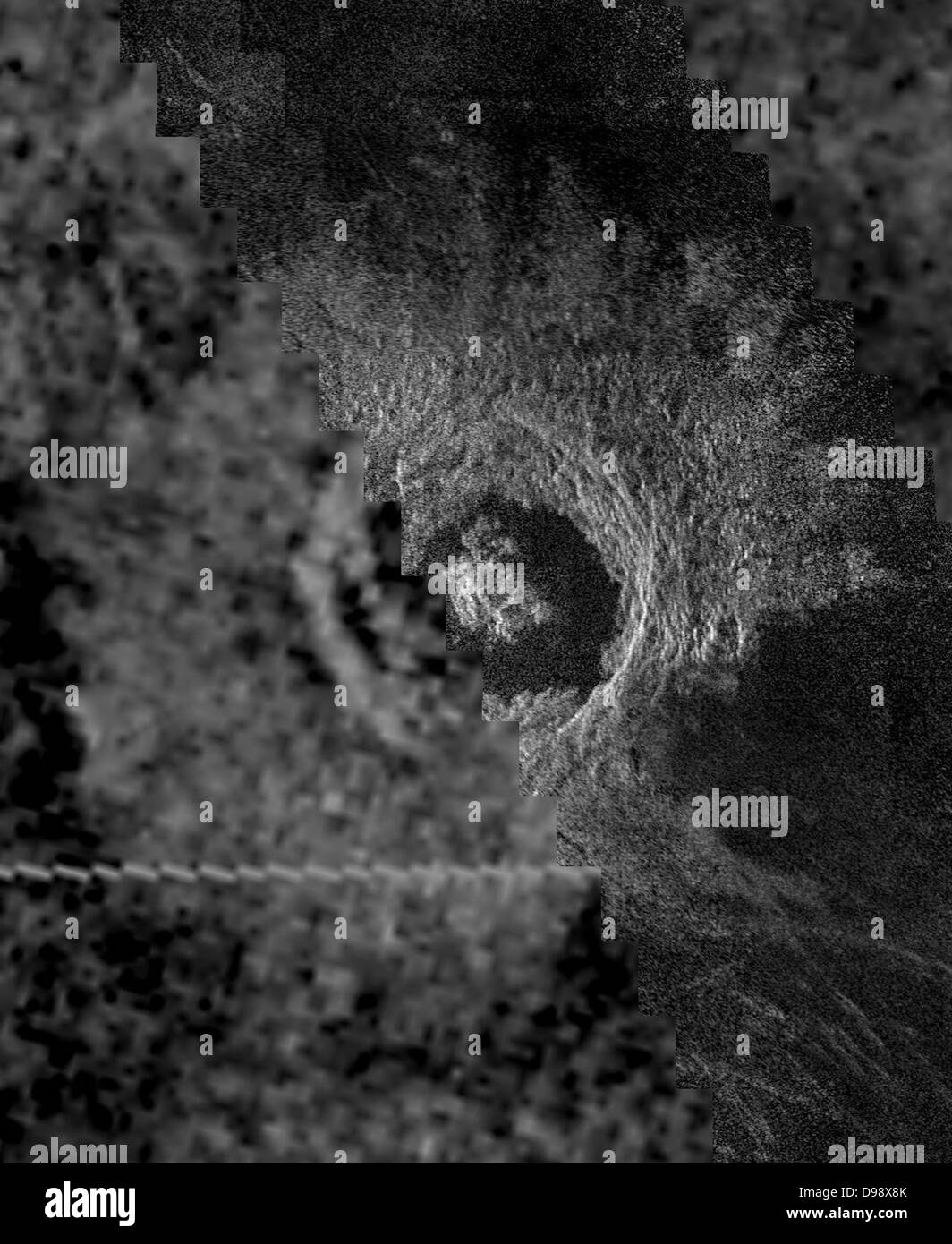 Pianeta Venere. il cratere Venusian Golubkina, 340 km (20,4 miglia) diametro cratere da impatto, contiene dati di Magellano mosaicked con un sovietico Venera 15/16 immagine radar della stessa funzione. Il Magellan parte dell'immagine (a destra) rivela i dettagli della geologia del cratere come il picco centrale interno pareti terrazzate e la superficie estremamente liscia pavimento del cratere. La levigatezza del pavimento può essere dovuta a martellamento del vulcanico flussi di lava nel cratere del piano. La ruvida, blocky morfologia del cratere detriti e la Sharp terrazzati parete del cratere suggeriscono che questa funzione è relativamente giovane. Foto Stock