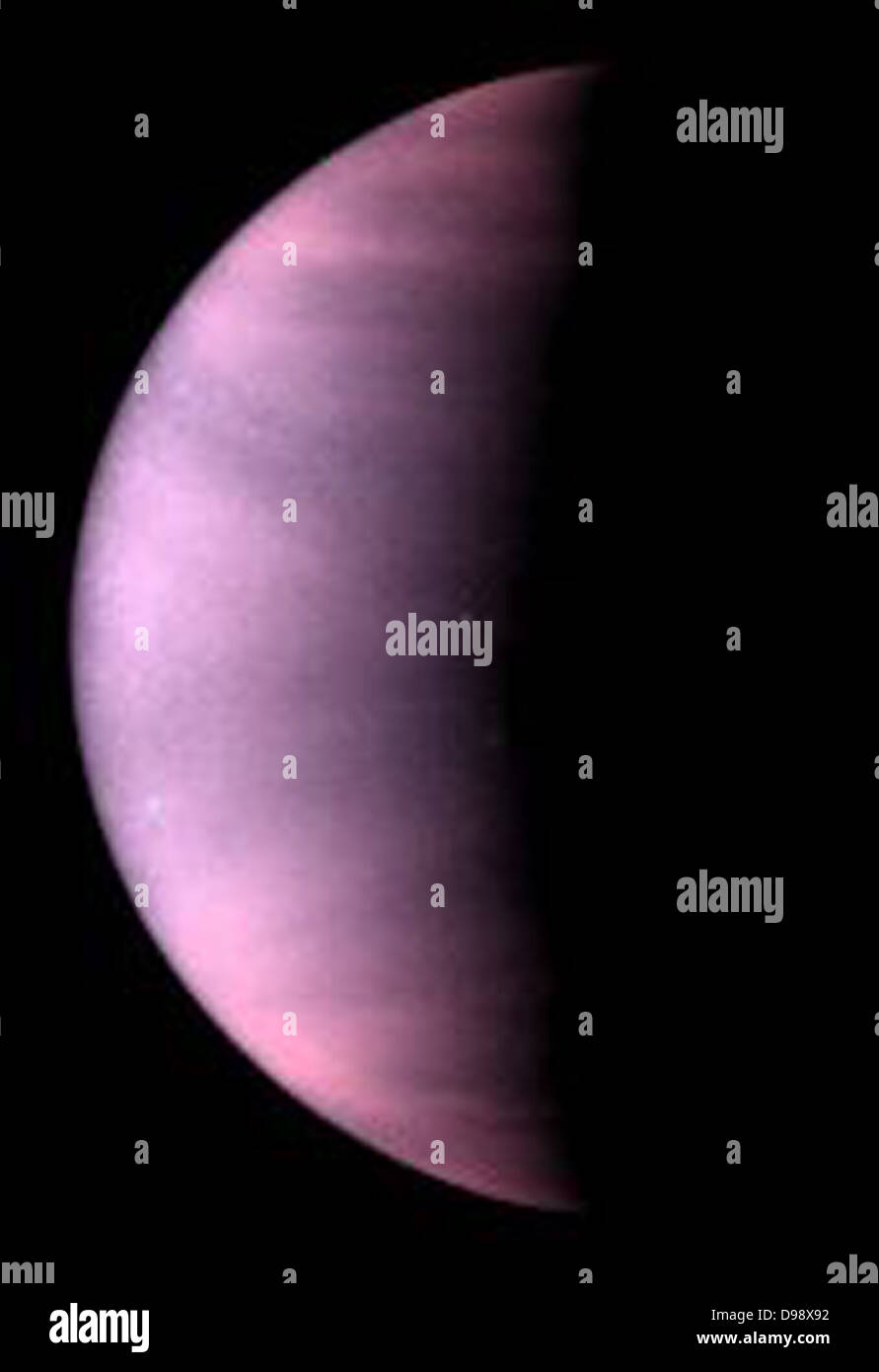 Venere Cloud Tops visualizzati da Hubble. Si tratta di una la NASA Telescopio Spaziale Hubble della luce ultravioletta immagine del pianeta Venere, adottate il 24 gennaio 1995, Quando Venere era a una distanza di 70,6 milioni di miglia (113,6 milioni di chilometri dalla Terra. Venere è coperto di nuvole fatte di acido solforico, piuttosto che l'acqua-nubi di vapore sulla terra. Queste nubi permanentemente sindone Venere superficie vulcanica, che è stato mappato del radar dalla navicella spaziale e da terra-basato telescopio. Foto Stock