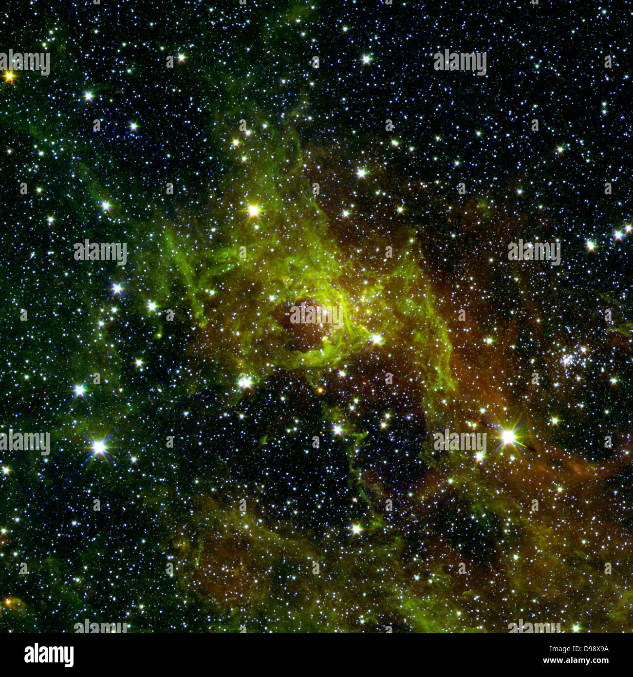 Immagine dalla NASA il telescopio spaziale Spitzer mostra una wispy, ampia struttura nella costellazione del Perseo con una piccola bolla di destra Foto Stock