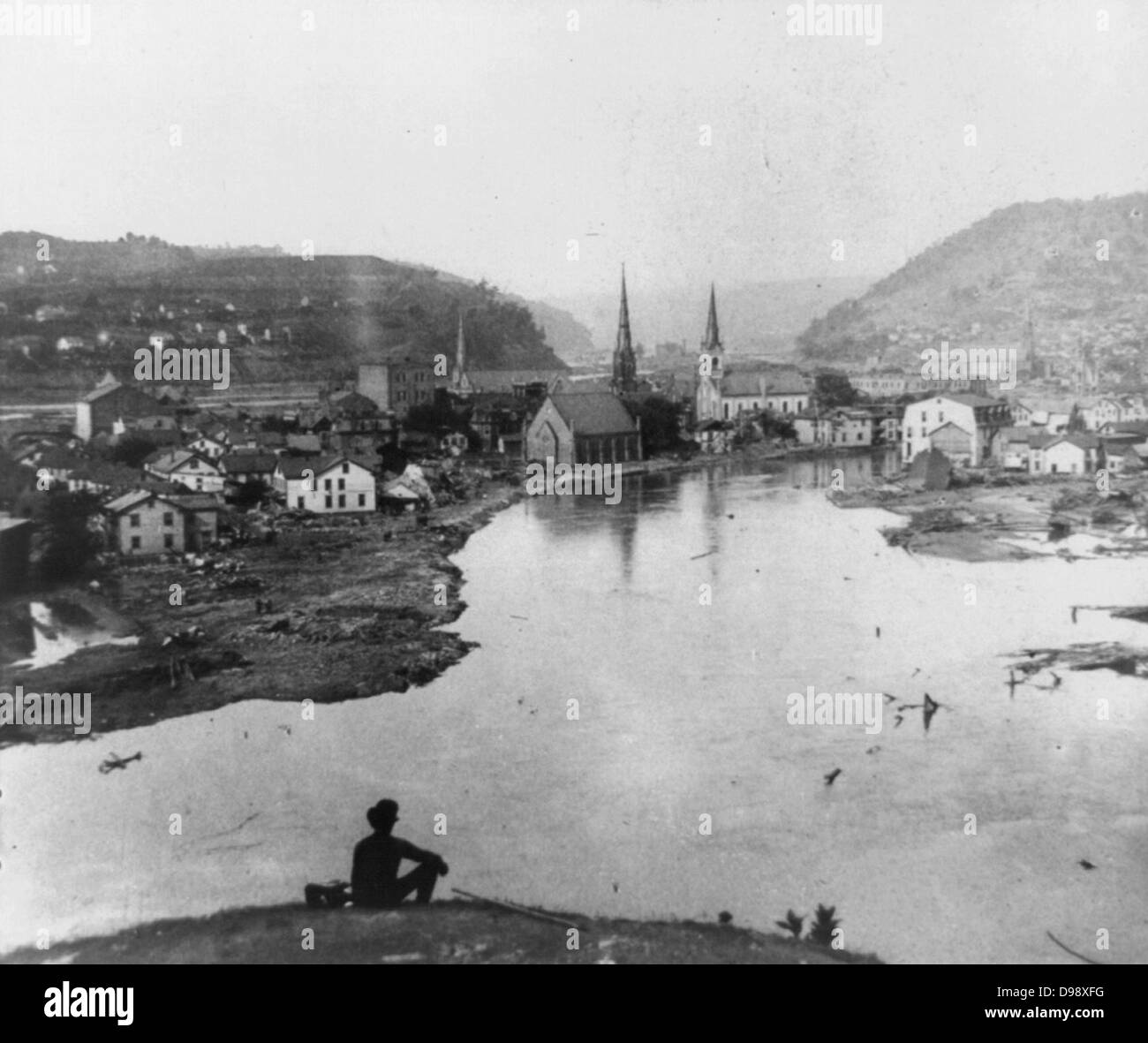 Disastro Johnstown, 31 maggio 1889. Valle Conemaugh. stampa fotografica su carta stereo : stereografia. Uomo seduto su di una collina in primo piano dopo le inondazioni in Johnstown Pennsylvania,1880-1890. Foto Stock