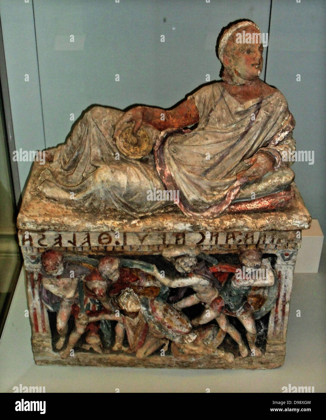 Dipinto di urna cineraria con una figura distesa di un uomo al di sopra di una battaglia stampato in rilievo. Etrusca, circa 150-100 A.C. da Chiusi, Italia Foto Stock