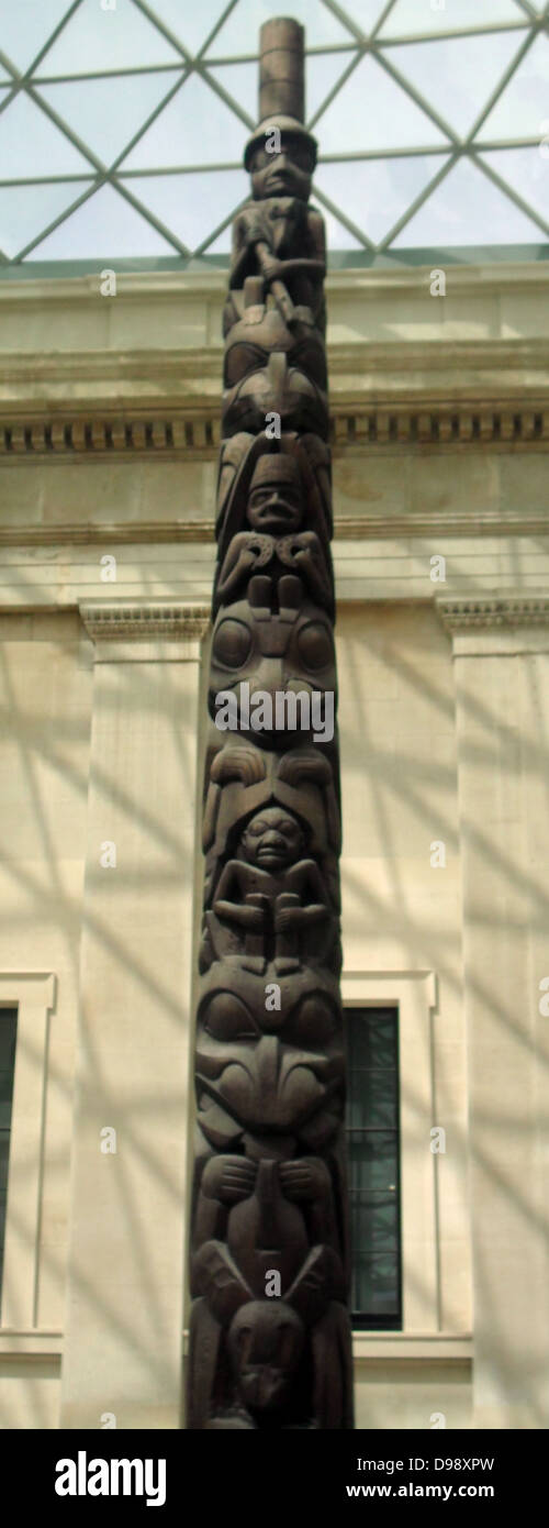 Casa polo frontale, Haida, British Columbia, Canada, 1850 circa. Il cedro rosso del legno. Questo misuratore 11 pole è stato originariamente stabilito nella parte anteriore di oca o di Bear House nel villaggio di Kayang, su Masset ingresso. È stato acquistato dal Chief Wiah di Massett nel 1903. A quel tempo il borgo di Kayang era già stato abbandonato dopo la comunità locale è stato devastato da epidemie di malattie introdotte. Foto Stock