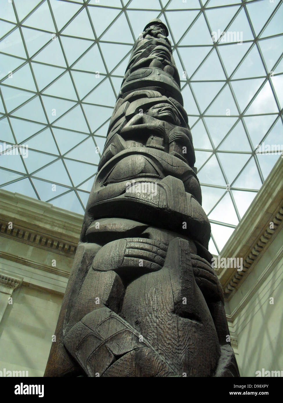 Casa polo frontale, Haida, British Columbia, Canada, 1850 circa. Il cedro rosso del legno. Questo misuratore 11 pole è stato originariamente stabilito nella parte anteriore di oca o di Bear House nel villaggio di Kayang, su Masset ingresso. È stato acquistato dal Chief Wiah di Massett nel 1903. A quel tempo il borgo di Kayang era già stato abbandonato dopo la comunità locale è stato devastato da epidemie di malattie introdotte. Foto Stock