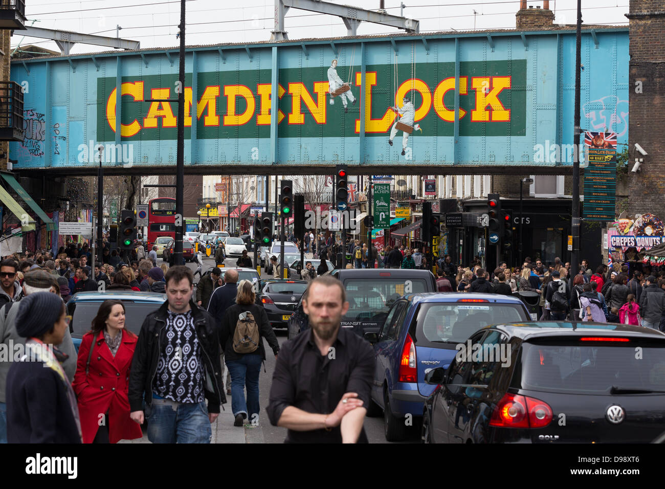 Persone che camminano in strada a Camden Market Place, vista sulla serratura., Londra, Regno Unito Foto Stock