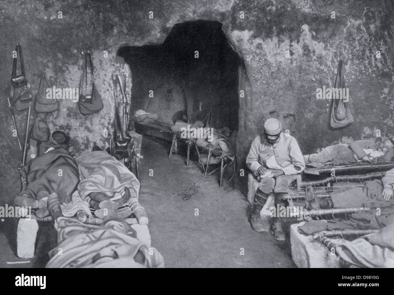 I Guerra Mondiale 1914-1918: soldati francesi in appoggio in una grotta in un complesso di trincea. La maggior parte sono di dormire su letti improvvisati e uno è di scrivere una lettera. Da 'Le Flambeau", Parigi, Settembre 1915. Foto Stock