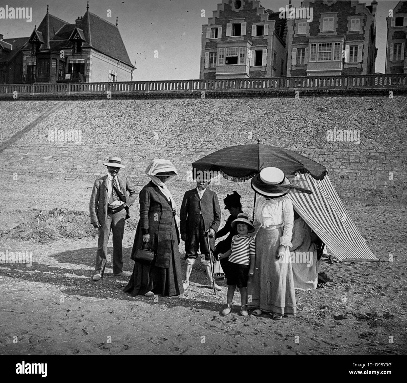 Una famiglia francese gruppo raccoglie su una spiaggia in Francia, durante l'estate. Circa 1900 Foto Stock