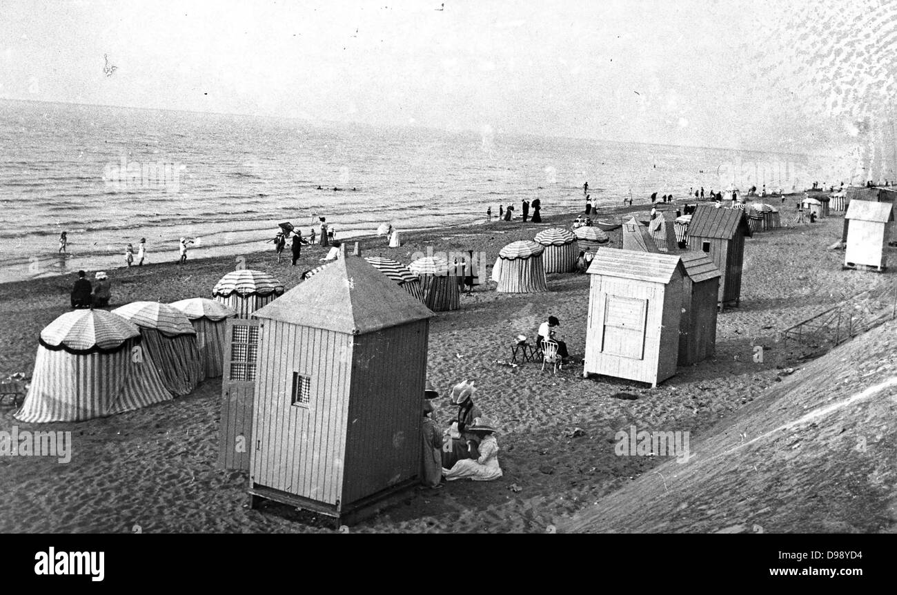 Francese scena costiere con le persone su una spiaggia. Circa 1900 Foto Stock