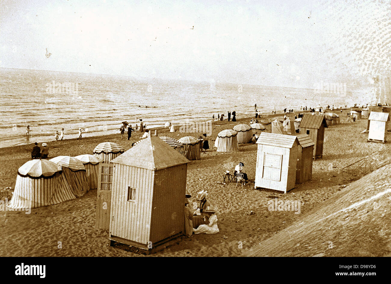 Francese scena costiere con le persone su una spiaggia. Circa 1900 Foto Stock