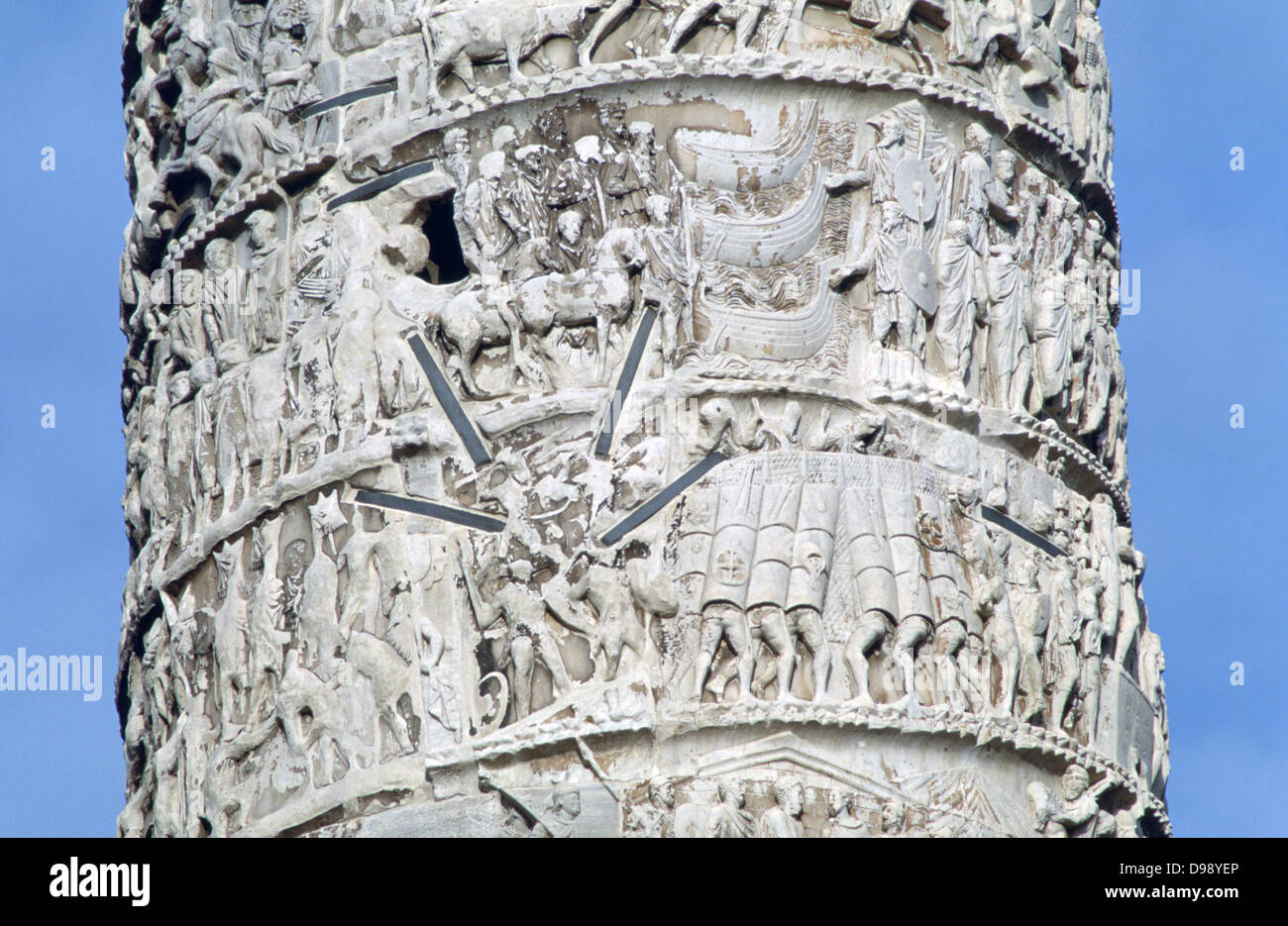 Colonna di Traiano, Roma, completata nel 113. Colonna che celebra l'imperatore Traiano vittorie nelle guerre dei Daci con incidenti nella campagna scolpite in bassorilievo. Cinghie tenendo il tessuto insieme sono visibili. Antico Romano Foto Stock