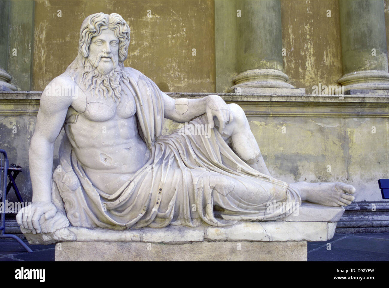 In epoca romana il dio del mare. Statua in marmo di un dio seduto. Foto Stock