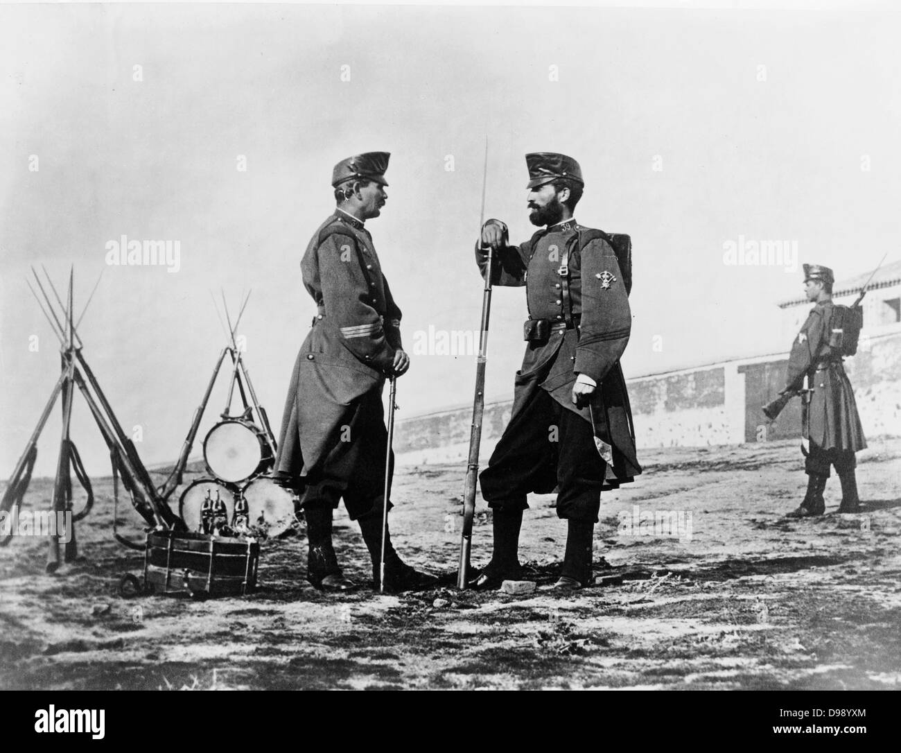Tre soldati spagnoli di intera lunghezza verticale, a piedi, con bayoneted fucili e tamburi. stampa fotografica : albume. [Tra il 1860 e il 1880] Foto Stock