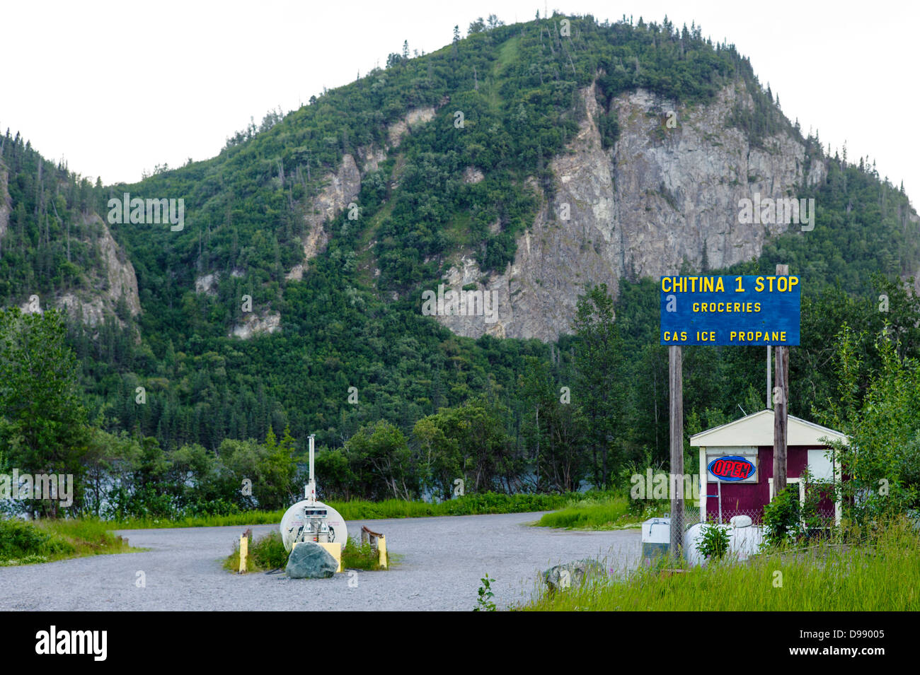 Convertito mobile home, chitina One Stop minimarket, piccola e remota città di chitina, Alaska, STATI UNITI D'AMERICA Foto Stock