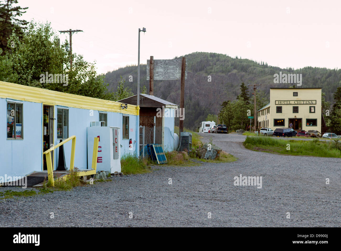Convertito mobile home, chitina One Stop minimarket, piccola e remota città di chitina, Alaska, STATI UNITI D'AMERICA Foto Stock