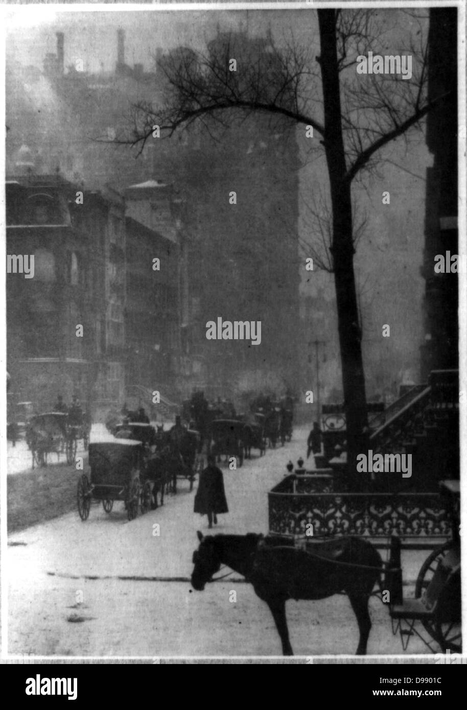 I riflessi di luce nel parco di notte, la città di New York. photomechanical print : fotoincisione. 1897, c1898.da Alfred Stieglitz, 1864-1946, fotografo. Foto Stock