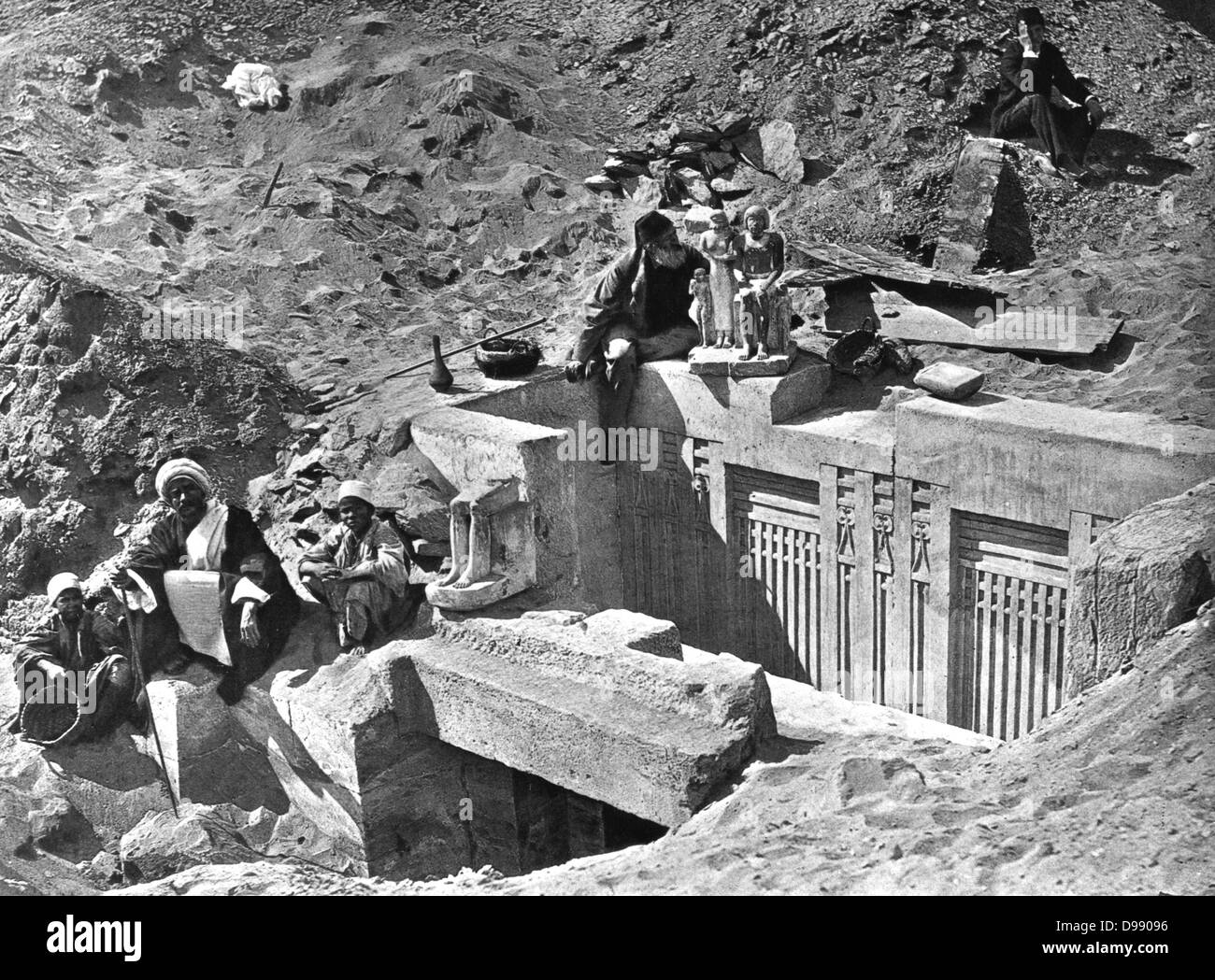 Auguste Mariette-Bey (1821-1881) archeologo francese e fondatore del Museo Egizio del Cairo nel 1863. Meriette-Bey, centro sinistra, agli scavi della necropoli a Saqqara. Antico Egitto Archeologia morte sepoltura Foto Stock