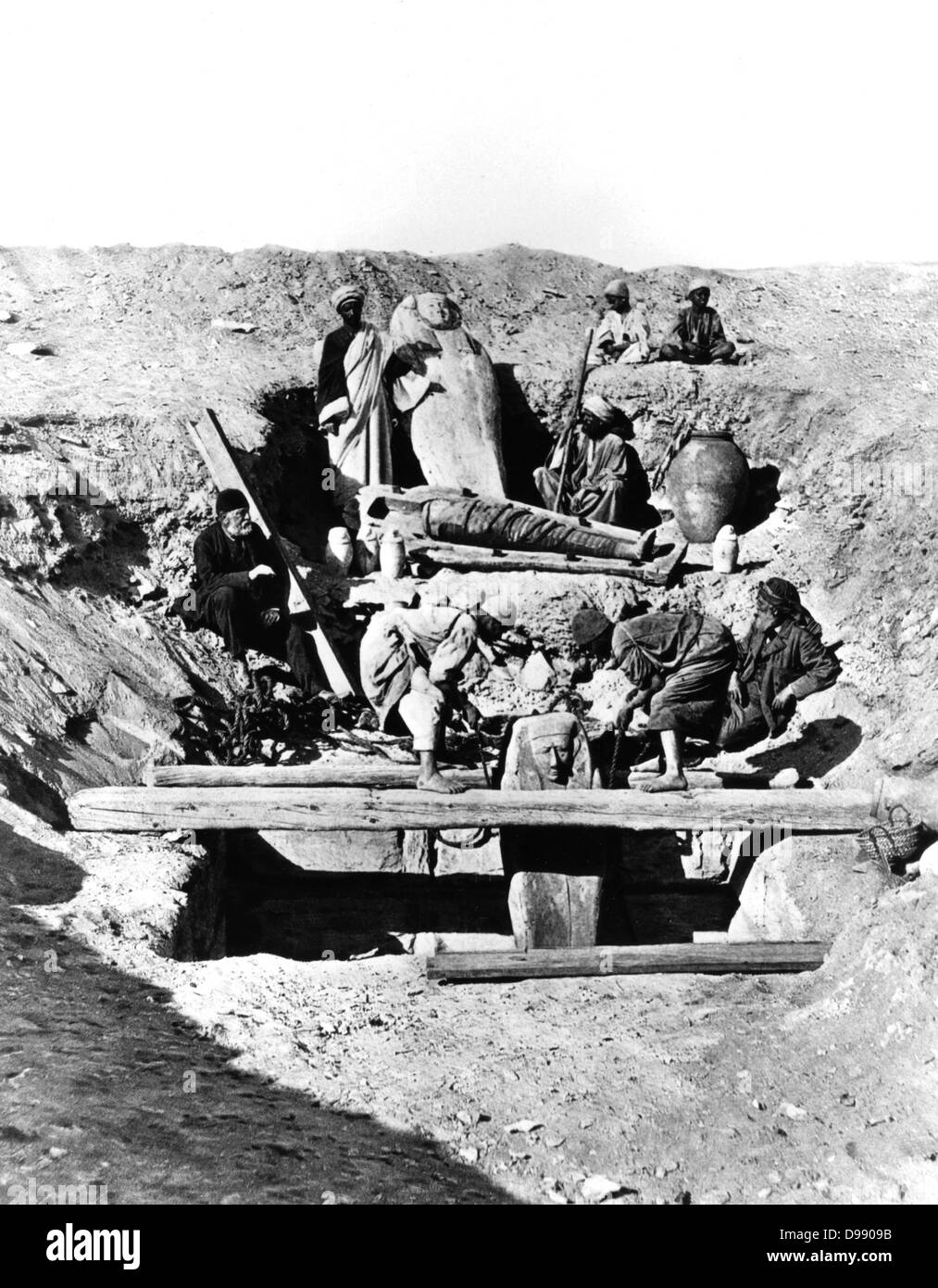 Auguste Mariette-Bey (1821-1881) archeologo francese e fondatore del Museo Egizio del Cairo in 1863, centro con il gruppo statuetta scoperti a scavi della necropoli a Saqqara. Antico Egitto Archeologia Foto Stock