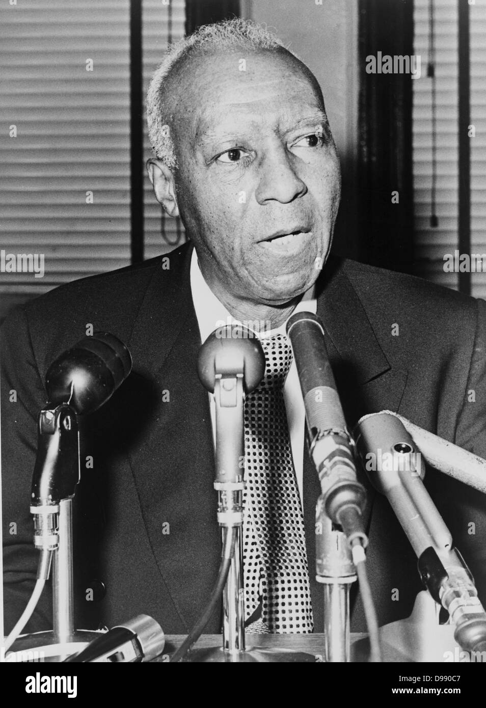 Asa Philip Randolph, mezza lunghezza verticale, rivolto leggermente a destra, dietro ai microfoni durante una intervista con la stampa / Mondo telegramma & Sun Foto di Ed Ford. Data 1964.(1964.) Fonte la Biblioteca del Congresso di stampe e fotografie di divisione. New York World-Telegram e il quotidiano Sun collezione fotografica. http://hdl.loc.gov/loc.pnp/cph.3c19496 autore New York World-Telegram e il sole fotografo personale Foto Stock