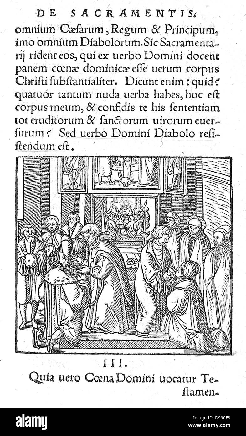 Xilografia illustrante "De Sacramentis" raffigura luterana, la comunione con i celebranti erogazione del pane e del vino alla congregazione. Dietro la mensa dell'altare è una vista parziale di un grande trittico dipinto raffigurante la Crocifissione nel centro del pannello con i santi Paolo (con la sua spada) e Peter (con le sue chiavi) in ali, mentre lo scomparto di predella raffigura l'Ultima Cena. Foto Stock